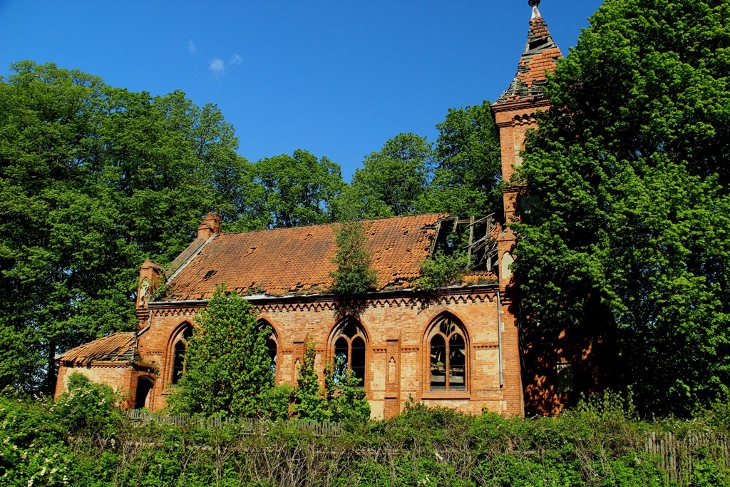 Kościół pw. św. Barbary w Białutach (ruiny)
